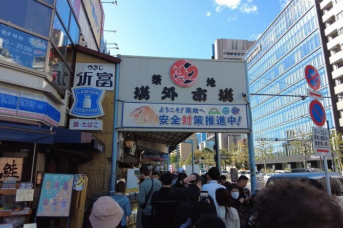 Authentic Japanese Karaoke Bar Hopping in Tokyo Night - Stop 2: hidden snack bars and the all-you-can-eat rhythm