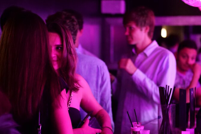 Milan Pub Crawl Party with Free Shots and Drink Deals by Riviera - Stop 3: East River | American Pub Vetra for a Shift in Style