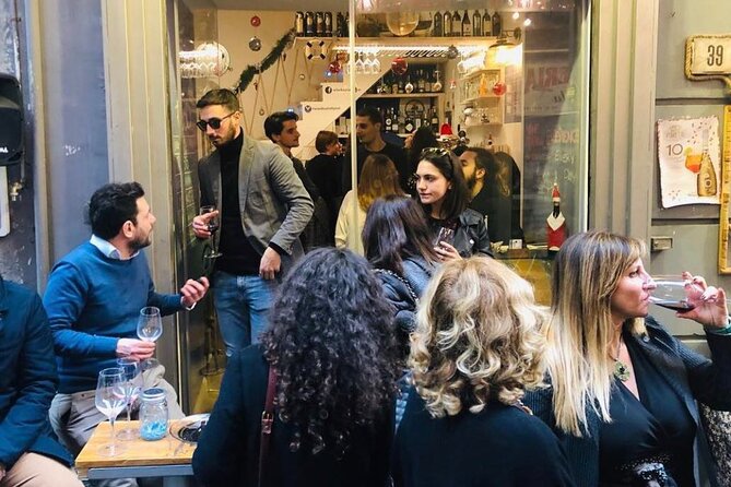 Napoli Pub Crawl in the Old Town - The via Toledo and Dante Square walk: your Naples orientation moment