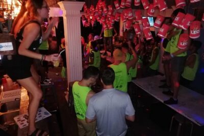 Pai Pub Crawl - Revs Hostel to the First Bar: How the Group Builds Momentum