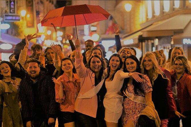 Paris Latin Quarter Pub Crawl Bars and Clubs - Stop 2: the Panthéon group photo moment