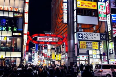 [Private]Shinjuku Golden Gai Bar Hopping w/ Japanese Local Guide - Kabukicho walk-through: neon chaos, minus the confusion