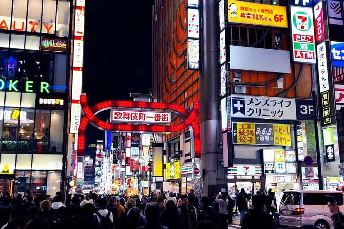 [Private]Shinjuku Golden Gai Bar Hopping w/ Japanese Local Guide - Kabukicho walk-through: neon chaos, minus the confusion