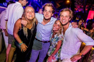 Pub Crawl + Party Night (3 Bars +VIP Entrance to a top Club ) - The bar-crawl rhythm: free shots, special prices, and meeting people