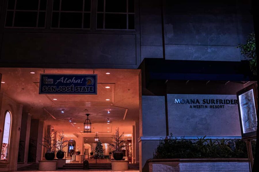 Waikiki Ghosts Boos and Booze Haunted Pub Crawl - Duke Paoa Kahanamoku Statue and the Waikiki Sights You’ll See